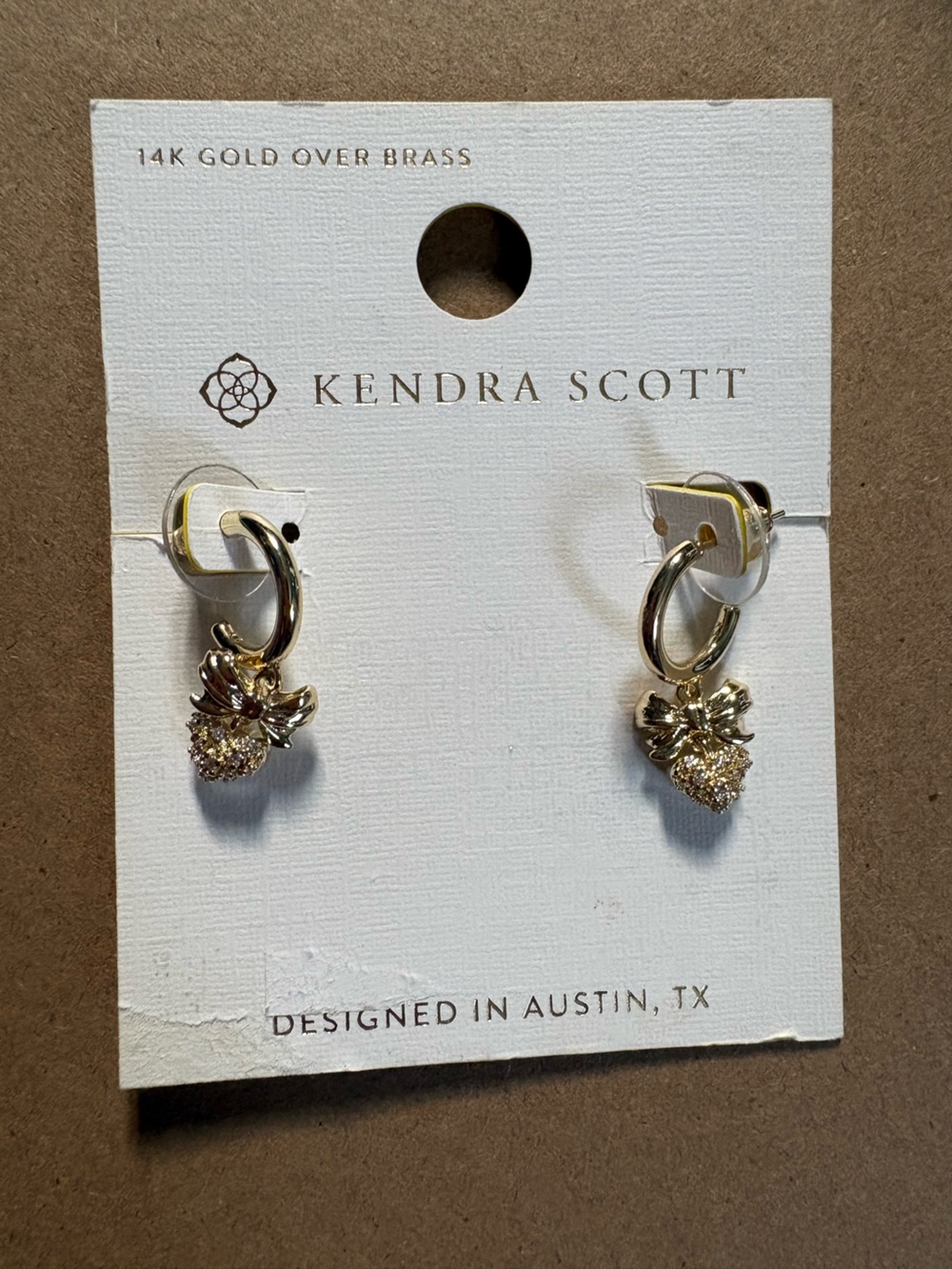 Kendra Scott Belle Bow Huggie Hoop Earrings Gold Cubic Zirconia Heart Charm NWT - Picture 2 of 3